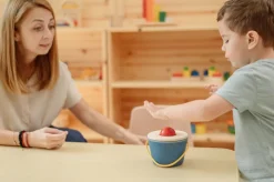 Plantoys Cubo empuja y cae ·