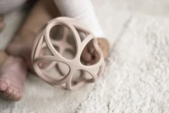 Little Dutch Pelota sensorial silicona rosa · Hot